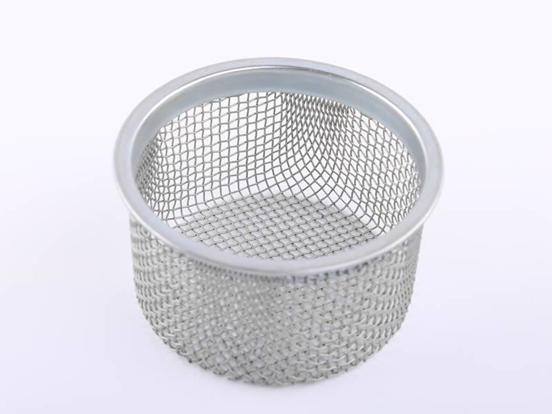 There is a bowl shaped extruder screen pack.