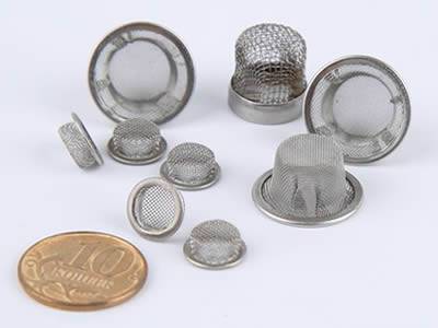 There are several bowl coarse mesh extruder screens with different sizes.