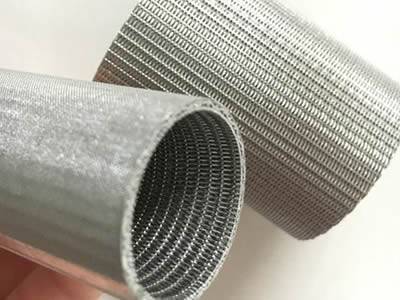 There are two cylindrical sintered extruder screens.