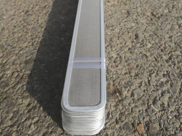 Mehrere Stücke schmelz geblasenes Spinneret-Filter geflecht auf dem Boden.