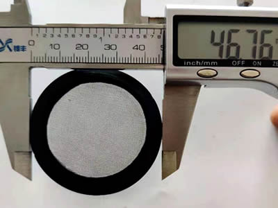 Una pantalla de filtro enmarcada de goma medida por el calibrador.