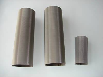 有三種不同尺寸的多層圓柱形擠出機篩網。