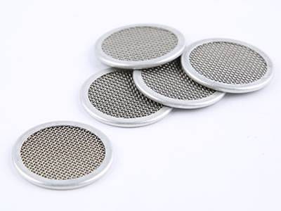 There are five multilayer extruder screen discs with metal rims.
