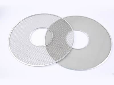There are two ring-shaped extruder discs with different mesh count.
