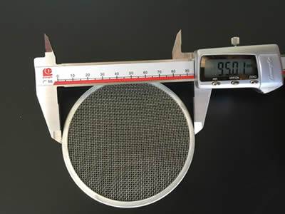There is a single layer extruder disc with metal edge.