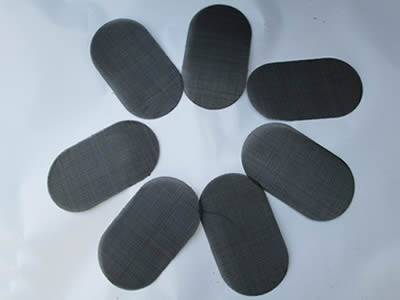 There are seven oval-shaped single layer extruder screens without rims.