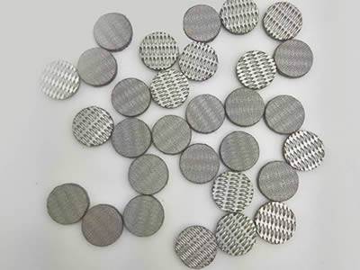 There are several small sintered extruder discs.