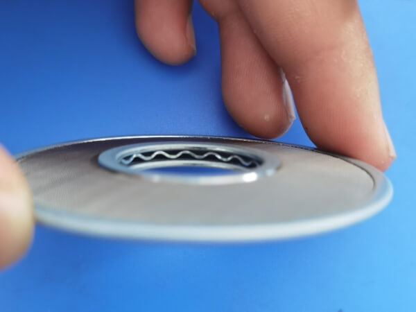 A man with a filter element in his hand shows us its inner structure