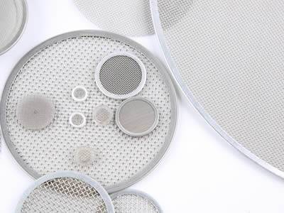There are several stainless steel extruder screen discs with various sizes.