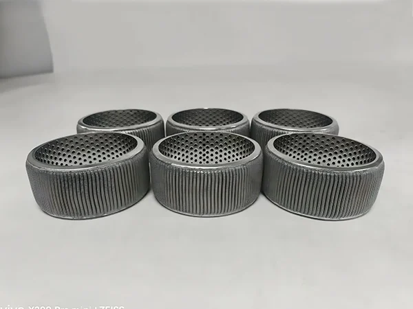 Sechs ordentlich angeordnete textile Filter elemente